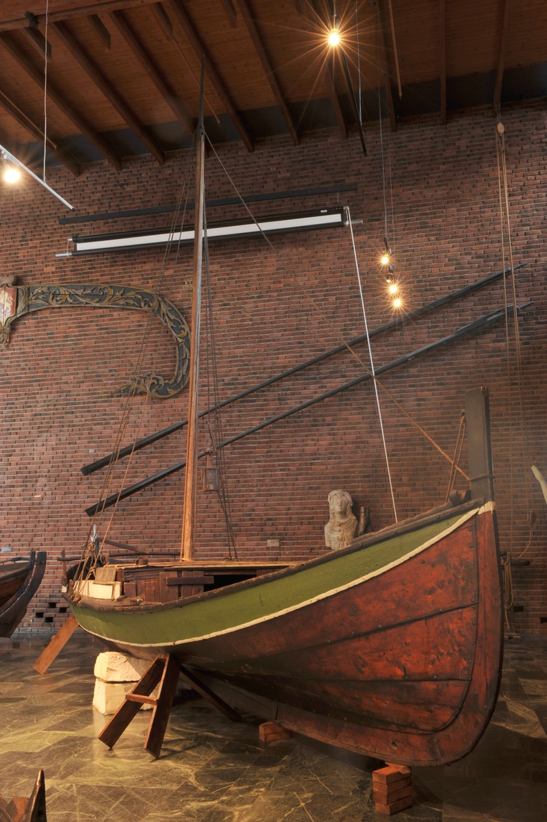 Firing fra Åfjord. Medfølger mast med råseil, kahytt på midten med jernovn, 4 årer mrk. 4235 A-C, ror m. styrvol mrk. 4235 G.