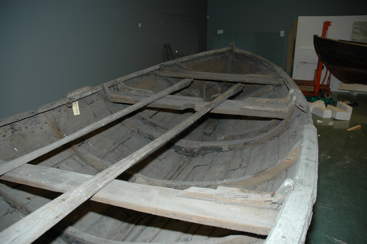 Sørøstnorsk ro- og seilsjekte av eldre type. Såkalt mellombåt. 1 par årer, tofter, mangler tiljer. Trenaglet