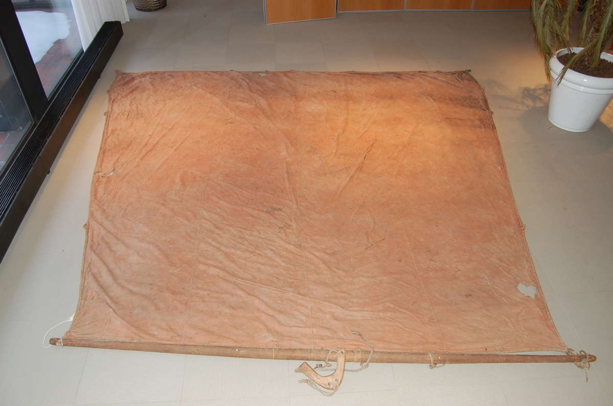 Åttring med nyere reparasjon. Fire keiper, et par årer, fem tiljer, tre tofter, ror, styrvol, mast og seil.