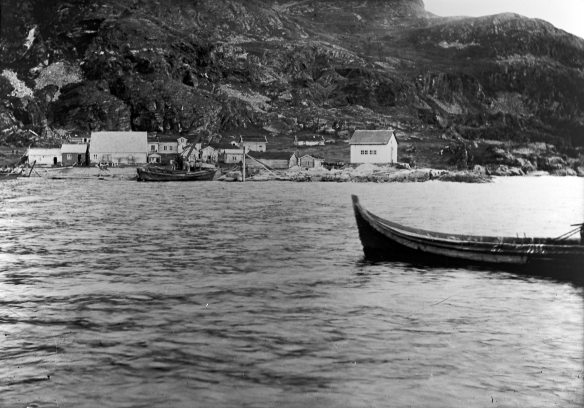 Våningshus, uthus, båter