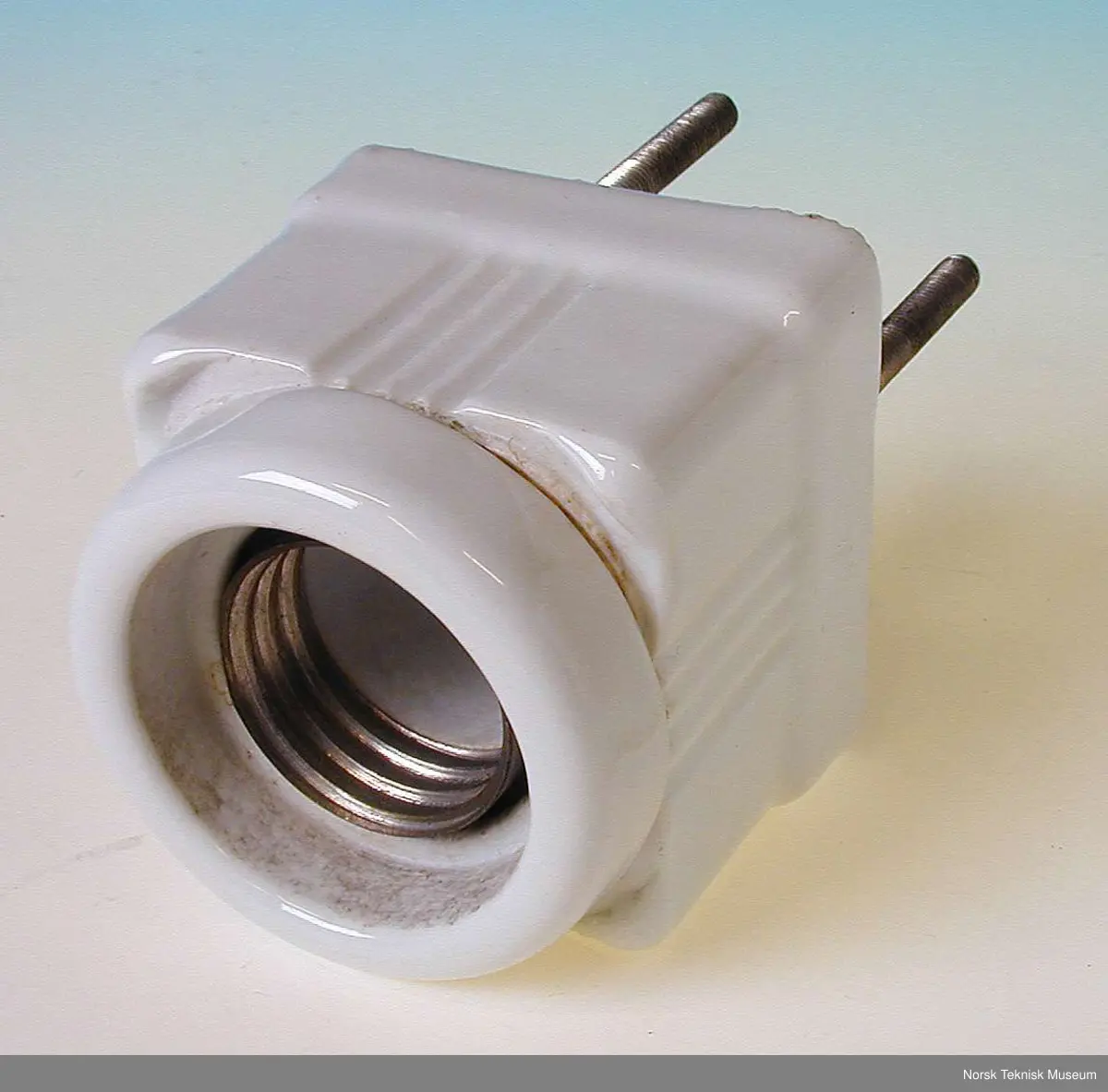 d1 er uten lokk. Mrk: 25A, 500V, hull for plombering i ringen.
d2-d4 uten lokk. Mrk: Tezed 25 og 2, slett ring, hull for plombering i sokkel. 
d5-d14 med lokk. Mrk: Tezed 25, 25/500 (VDE)
d15-d16 mrk: N95 LJS