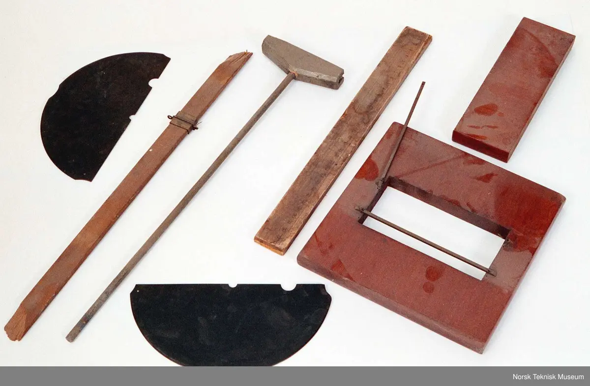 Diverse løse deler (Uidentifiserte) til forskjellige av gjenstandene i fysikksamlingen