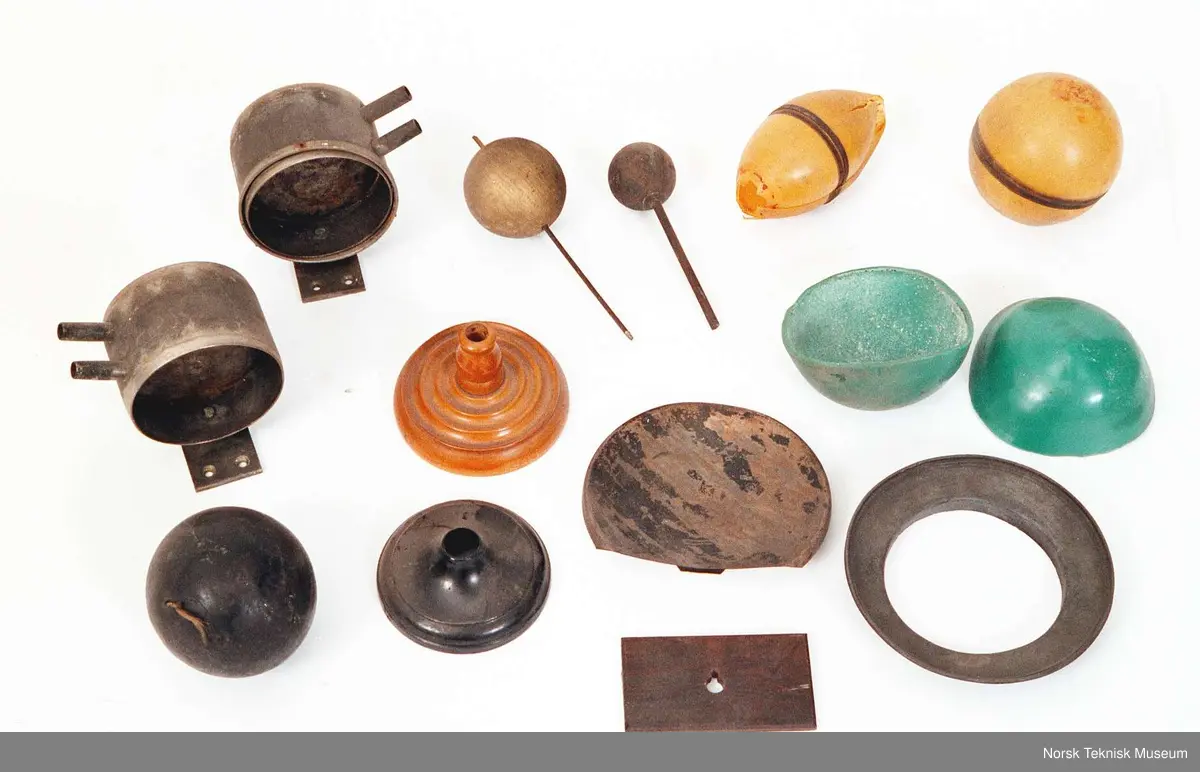 Diverse løse deler (Uidentifiserte) til forskjellige av gjenstandene i fysikksamlingen