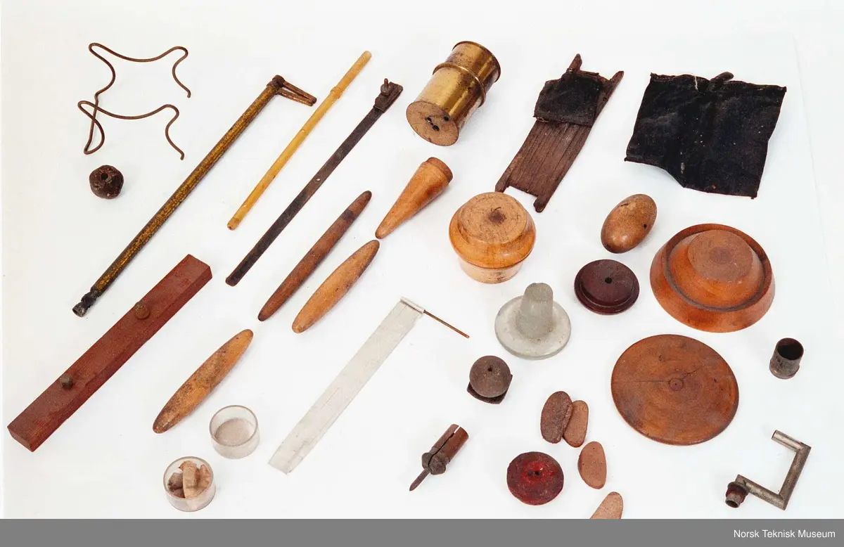 Diverse løse deler (Uidentifiserte) til forskjellige av gjenstandene i fysikksamlingen