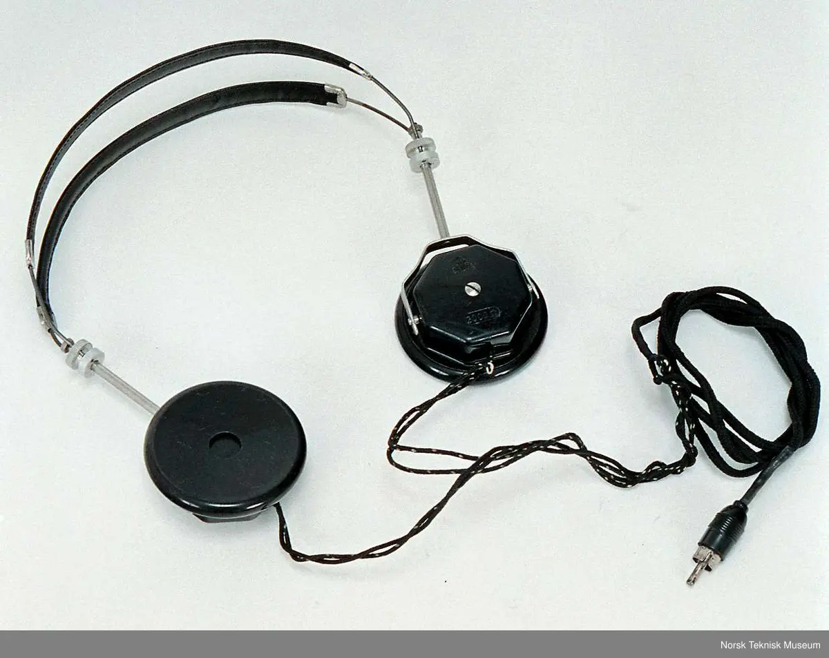 Brystmikrofon med hodetelefoner. Hodetelefonene sannsynligvis sekundære.