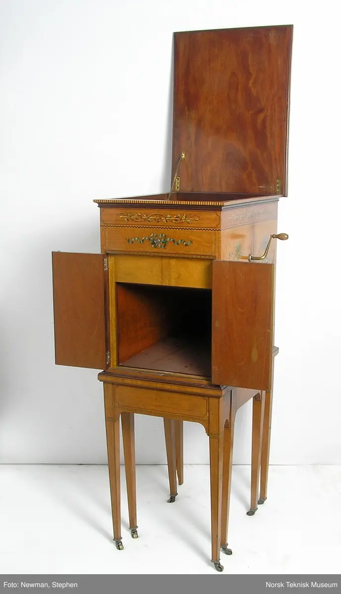 His Masters Voice urverk og tonearm.
