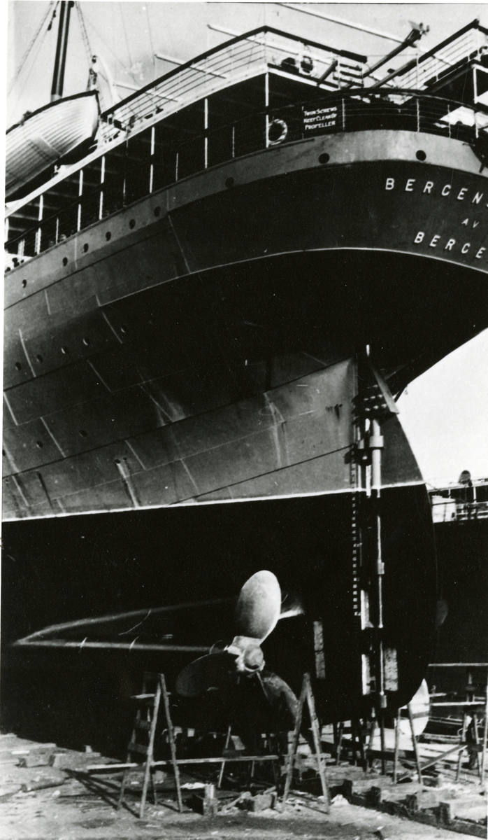 D/S Bergensfjord (b.1913) i dokk. Arbeid på ror/propell