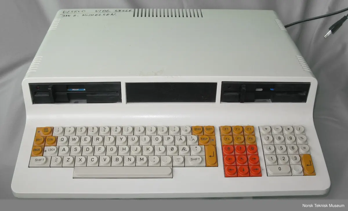 Prosessor: Zilog Z80 A, 4 MHz.
Minne: 8 kb ROM, 64 kb RAM
2 x 800 kb 5 1/2 " diskettstasjoner.
256 farger skjerm 3 kanals lyd. Operativsystem: CP/M. 70 W strømforbruk. 