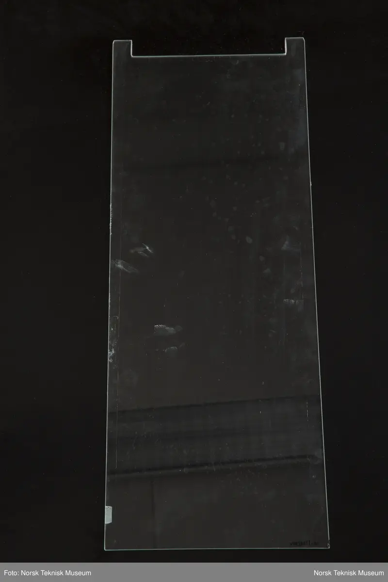 5 glassplater. I den ene enden skåret 2 tapper