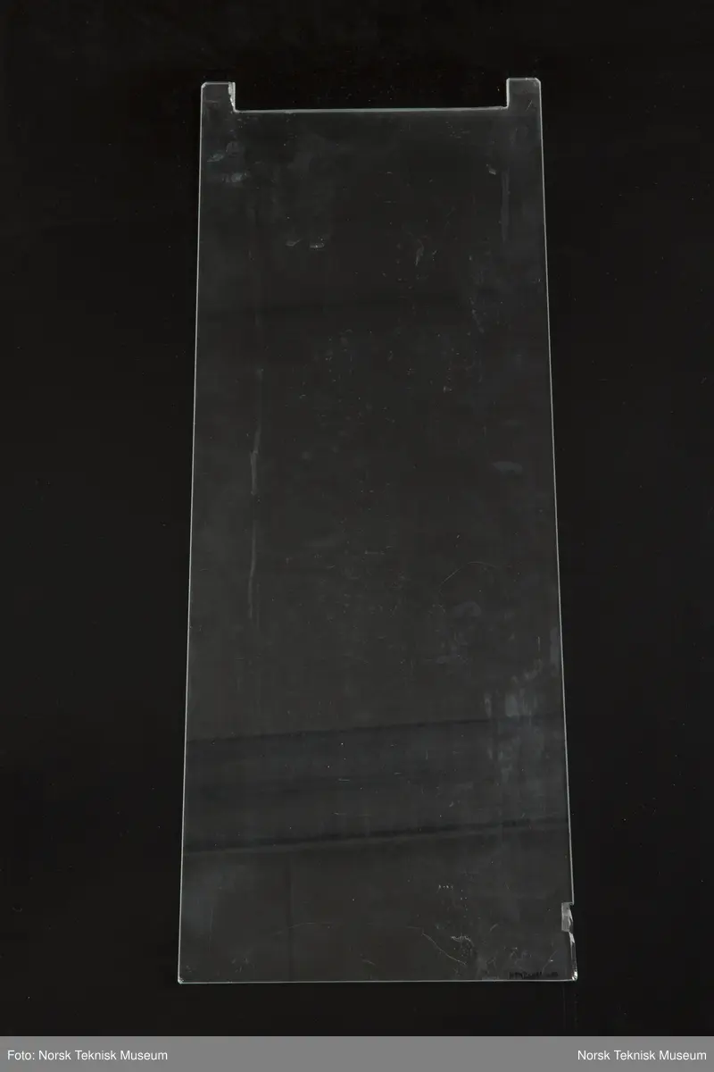 5 glassplater. I den ene enden skåret 2 tapper