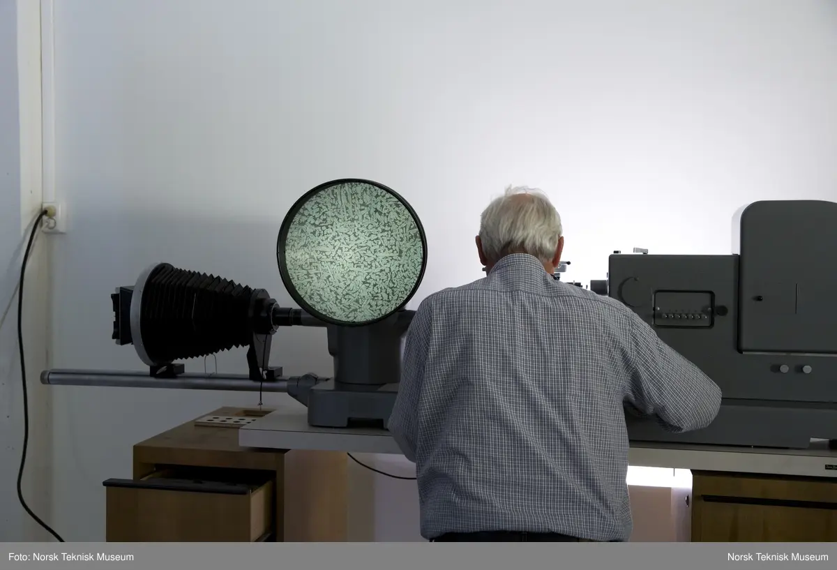 Mikroskopdelen av gjenstanden inkludert belguttrekk for fotografering (inkludert snorutløser), stang til å montere kamerabelg og to tekstilkapper til å legge over gjenstanden
ADVARSEL: Pæra som sitter inne i kabinettet (til høyre på bildet) er en overtrykkspære. Håndteres meget varsomt på grunn av risiko for eksplosjon. Bruk ansiktsskjerm om den håndteres.
