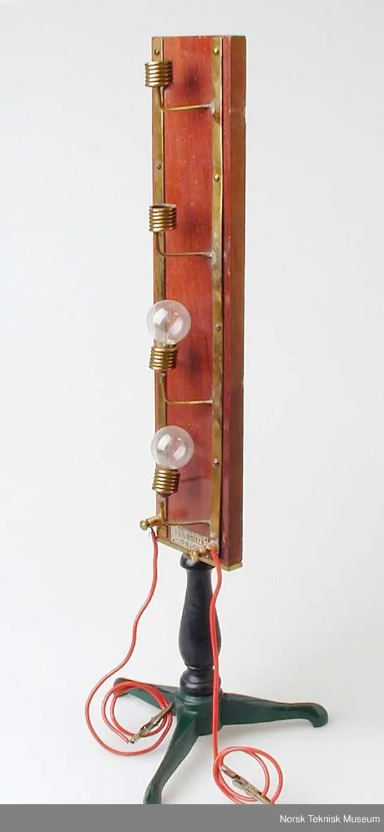 Stativ med 4 glødelamper. Bare 2 lamper igjen 01.04.1965.