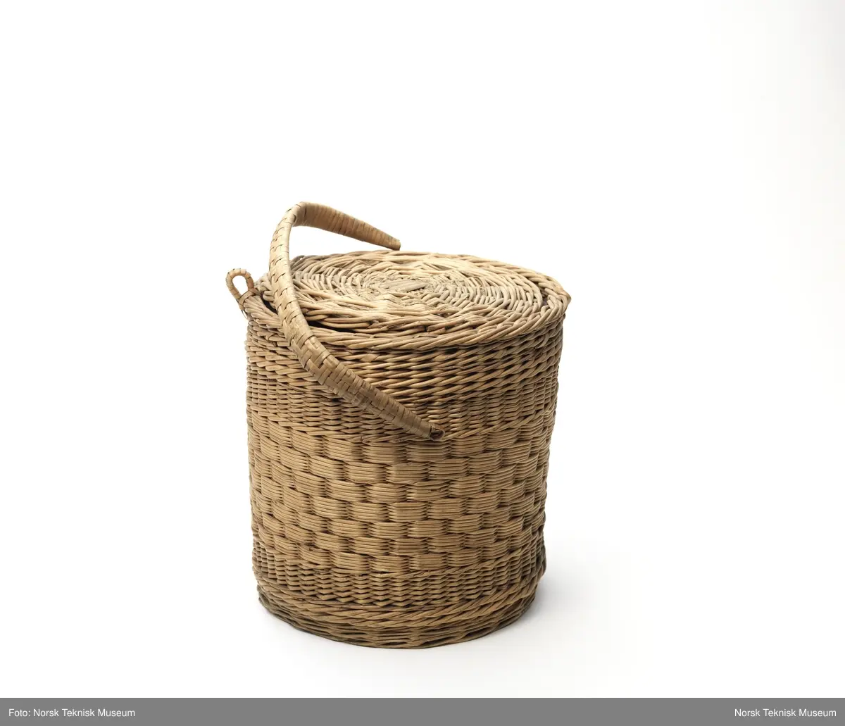 Termosaktig flettet kurv med håndtak og lokk.
Håndtaket er løst.