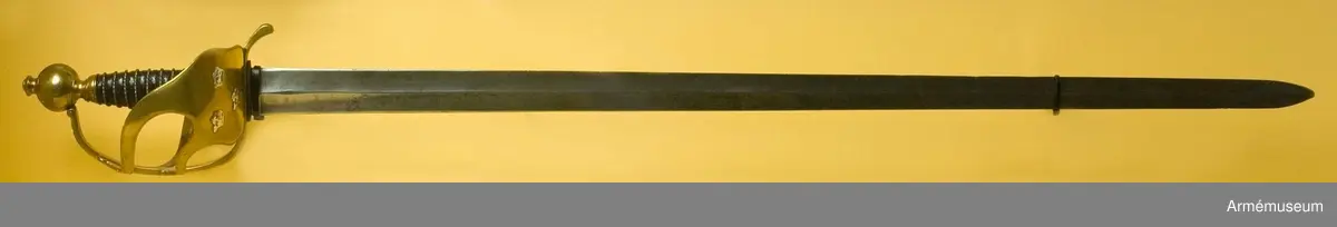 Fäste av samma typ som officerspallaschen m/1779, men utan förgyllning. Parerplåten har tre silverkronor. Kavellindning av tio varv tvinnad mässingtråd. Märkt "ILM" på parerplåten. 

Klingan är rak och tveeggad. Bredd vid fästet: 36 mm.