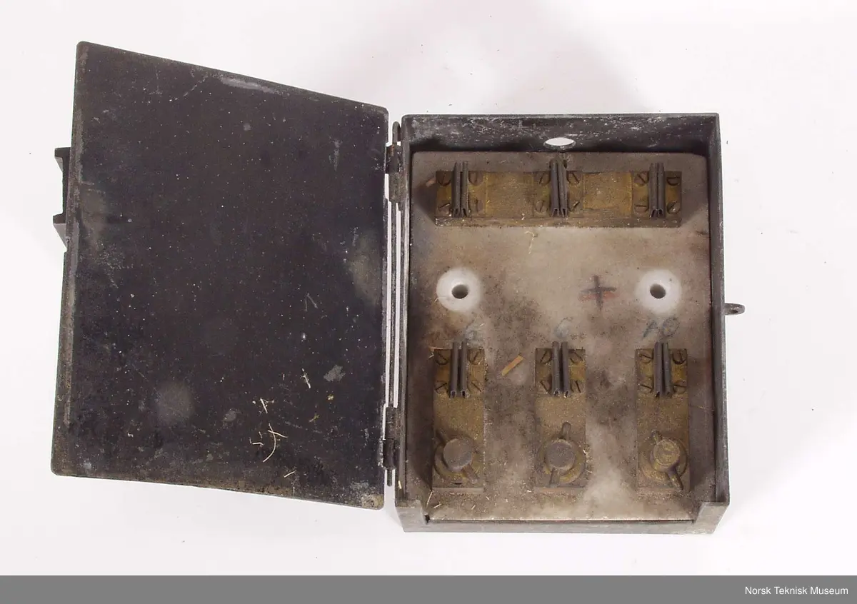 Sikringselementer montert på marmorplate i en jernboks.