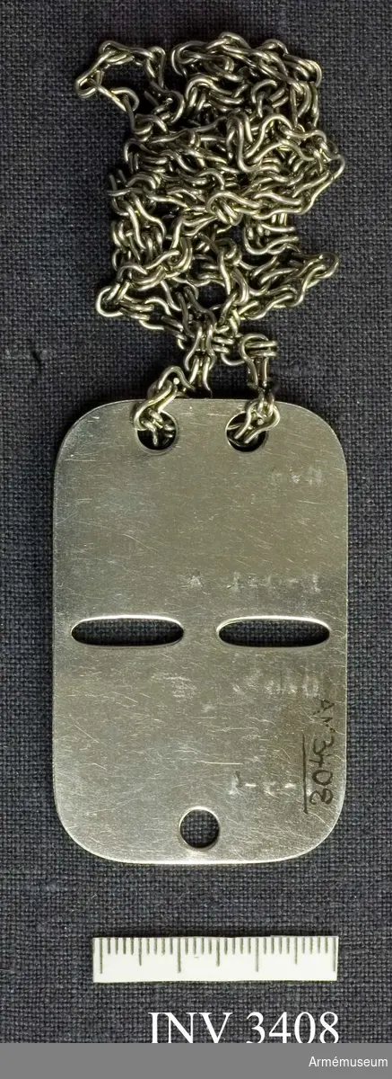 Identitetsbricka för 1-0-1 Thörnell, Olof Gerhard. Tillverkad av rostfritt stål. Präglat på ena sidan: CVB 1-0-1 A CVB 1-0-1. Identitetsbrickan hänger i en kedja, som skall träs över  huvudet och hänga runt halsen. VPV = Värnpliktsverket M7102-120270. 1969 mars. 1 400 000 ex.