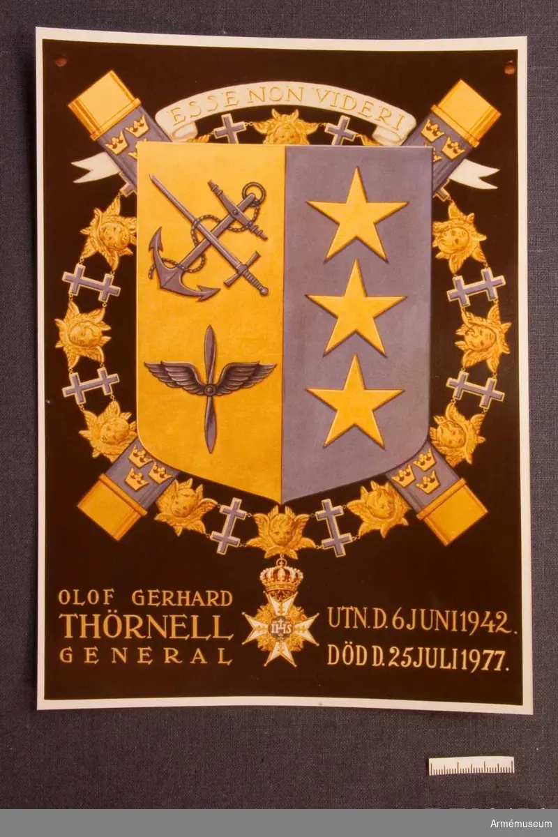 Fotografi av O Thörnells vapensköld. 1977. Mått 180 x 240 mm.Fotografisk återgivning av general Olof Thörnells serafimervapen. Visande tre generalsstjärnor, de tre vapenslagen, serafimerkedja och två korslagda marskalkstavar. Vapnet är ritat av general Olof Thörnell. Olof Gerhard Thörnell var född 18771019, var Överbefälhavare 1939-44, chef för konungens stab 1944-50. Död 19770825.