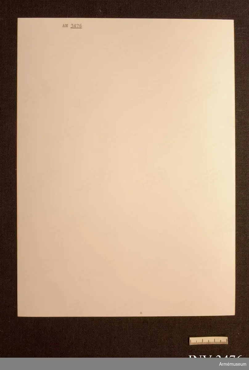 Fotografi av O Thörnells vapensköld. 1977. Mått 180 x 240 mm.Fotografisk återgivning av general Olof Thörnells serafimervapen. Visande tre generalsstjärnor, de tre vapenslagen, serafimerkedja och två korslagda marskalkstavar. Vapnet är ritat av general Olof Thörnell. Olof Gerhard Thörnell var född 18771019, var Överbefälhavare 1939-44, chef för konungens stab 1944-50. Död 19770825.