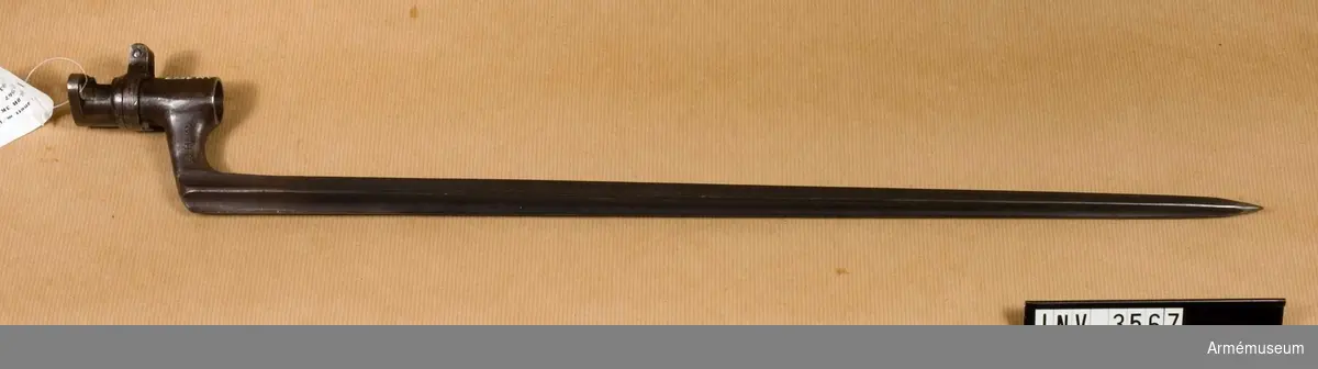 Samhörande nr är 3566-3577.Hylsbajonett m/1867.Till gevär m/1867, system Remington. Fyrkantig stukatklinga, vinklat klackspår. Hylsan har låsring. Hylsans id: 19,2 mm.Gåva av överbibliotekarie T Tottie, Kyrkogårdsg 5 A, 752 20 Uppsala.