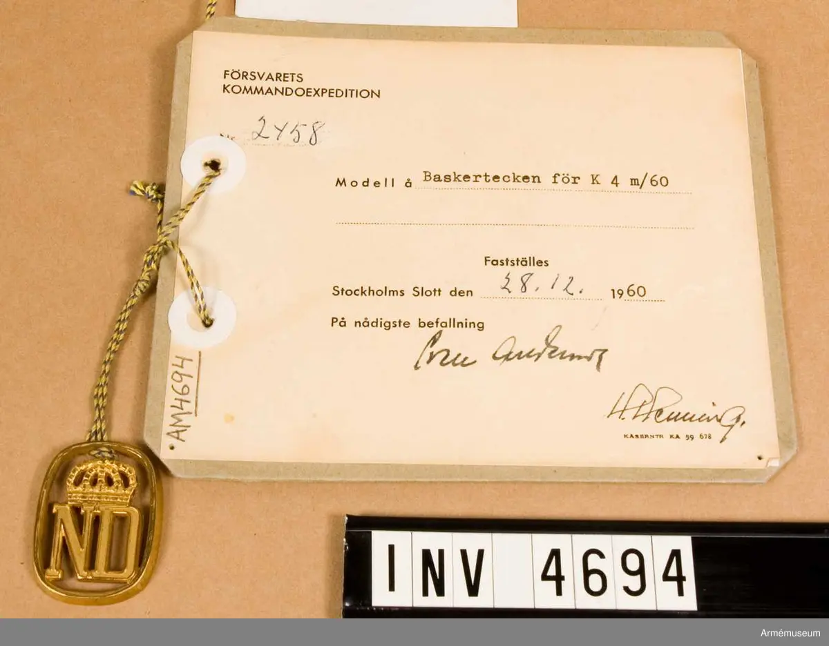 Till uniform m/1960 och m/1968 bär all personal vid förbandet  baskermössa (mörkgrön) och anläggs på denna baskertecken som  utgörs av bokstäverna ND omgivna av en oval (bild 1). Tecknet är tillverkat av metall i guldfärg. Det har tillverkats både med stift för fastsättning och utan. Tidigare hade regementet till m/ä som förbandstecken bokstäverna NDR under kunglig krona, till övriga uniformer förbandssiffra. I generalorder 19570711 nr 1654 fastställdes nytt förbandstecken för  regementet. Det blev en återgång till det gamla tecknet men  medtogs inte bokstaven R enär regementet år 1958 skulle  omorganiseras till bataljon.Ädelsmeden Sigurd persson har vid sin formgivning av tecknet i huvudsak behållit 1957 års modell (bild 2), men något  förändrat bland annat kronan.Vidhängande etikett anger dag för fastställande: 'Stockholms Slott 28/12 1960 Sven Andersson  H. Henning'. < 19601228 >.