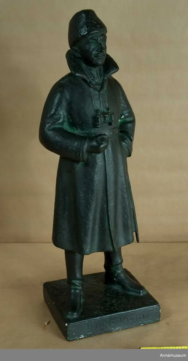 Mannerheim, Gustaf, född 4 juni 1867, död 28 januari 1951, friherre, finländsk militär och statsman, marskalk av Finland 1942; jfr släktartikel Mannerheim.  Efter studier på kadettskolan i Fredrikshamn och studentexamen i Helsingfors vann Mannerheim inträde vid Nikolajevska kavalleriskolan i Sankt Petersburg.