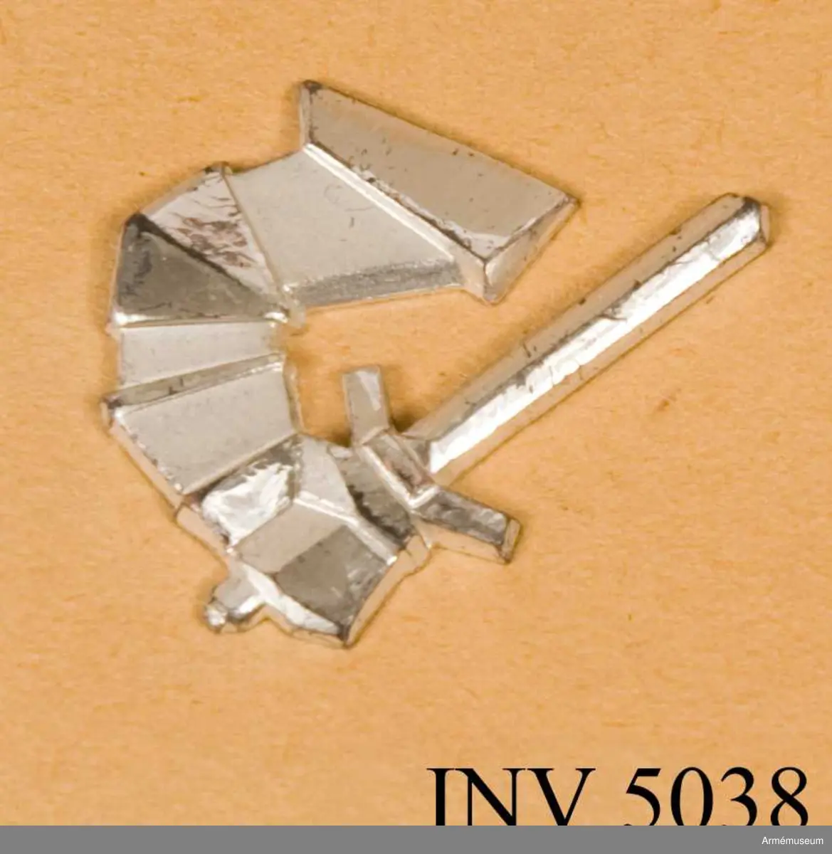 Silverutförandet gäller endast för P 1, då detta förband är enda gardesregementet bland pansartrupperna. Silver vänster. I övrigt se 5037. Vidhängande etikett anger dag för fstställande. Stockholms Slott den 16/3 1963 Sven Andersson H. Henning .