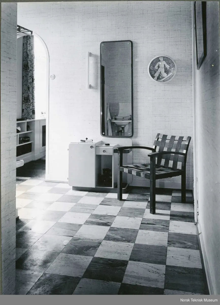 Interiør, hall i privatbolig, med stol, speil og kommode, 1930-40-tallet, gulv i gummiparkett, produsert av Mjøndalen Gummivarefabrikk