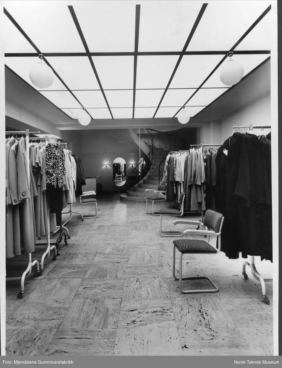 Interiør, butikk damekonfeksjon, Knut Hesstvedt, Oslo, med stålrørsstoler, 1930-tallet, gulv i gummiparkett, produsert av Mjøndalen Gummivarefabrikk