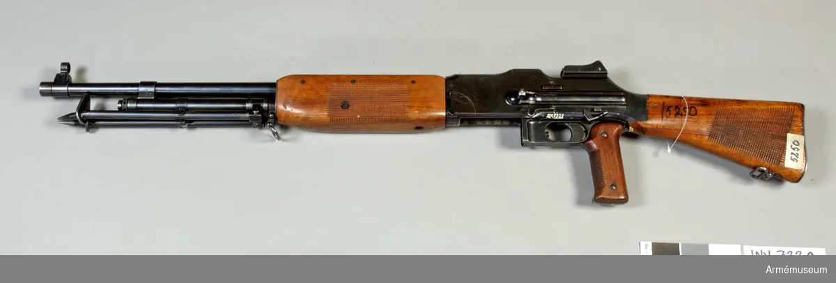 Kulsprutegevär m/1921, syst Colt-Browning. USA.
Gasuttagmekanism, ramsikte (diopter) och korn. Märkt B.H. (N.O). Största skottvidd 4500 m, mekanisk eldhastighet 8 sk/s.