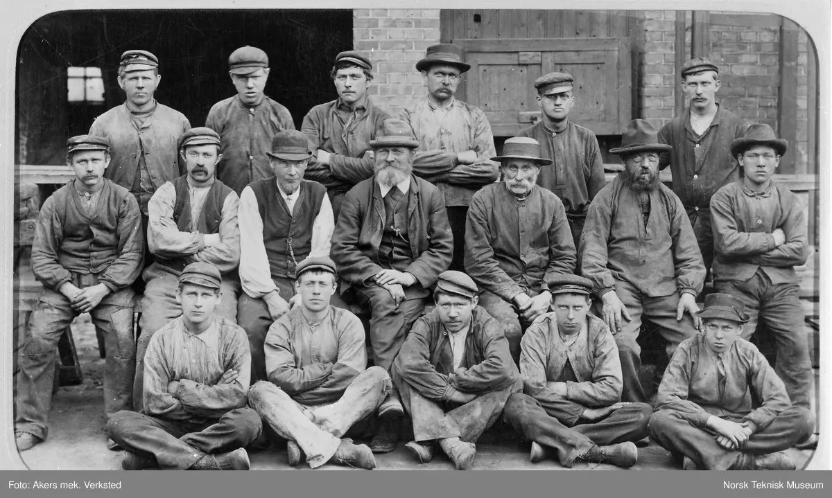 Arbeidsstokken ved Akers mek. verksted, 1898,  Ifl. dag Solstads Aker-roman er fotografen en viss J. Davis, innleid fra Paris,