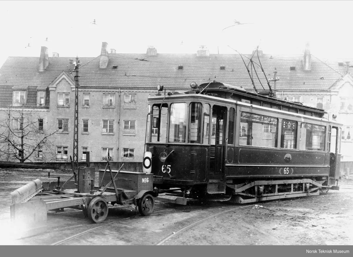 A/S Kristiania Sporveisselskab: Grønntrikken, Motorvogn no 65, fra Skabo Jernb. fabrikk - Siemens 1912, Plog no 6, tomannsbetjent, forspent motorvogn, levert år 1899. Foto fra Sagene Vognhallsområde, ca 1919. 