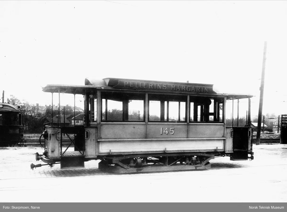 A/S Christiania Elektriske Sporvei: Blåtrikken. Tilhengervogn no 145, fra Skabo 1898 med tverrseter. Foto fra Slemdalsveien, utenfor vognhallene på Majorstuen, i anledning 25 års jubileet for elektrisk drift, 1919.