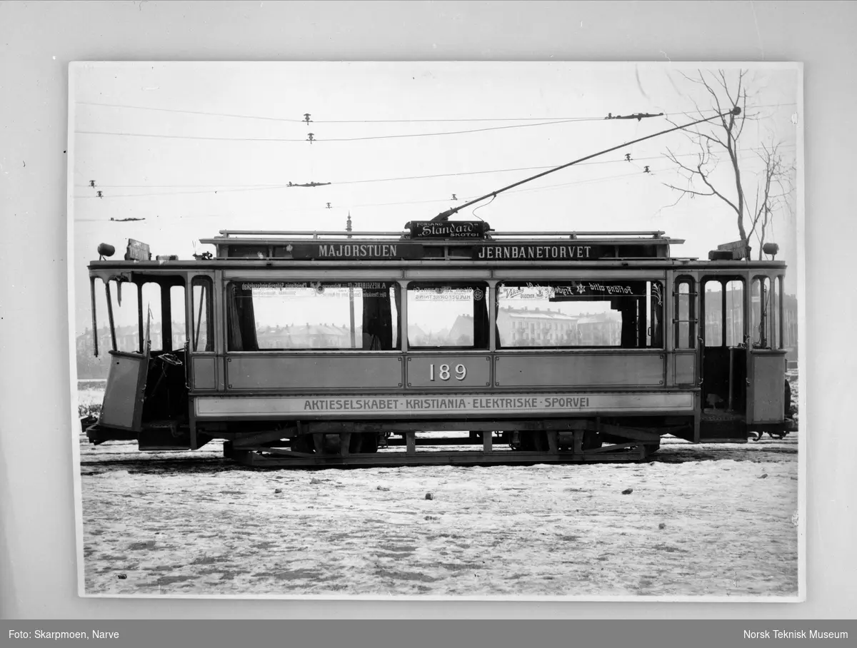 A/S Christiania Elektriske Sporvei: Blåtrikken. Kollisjonsskadet motorvogn no 189, fra P. Herbrand & Co - Siemens 1909. Foto fra Gardeveien, Majorstuen utenfor Vognhall 4, 1912-1913.