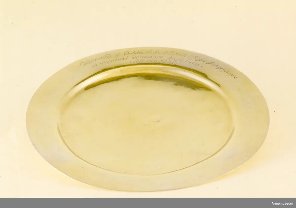 Paten av förgylld silver. Gjord i ett stycke. På undersidan är den märkt "11 lo". 

Inskrift "No 1 Westmanlands Regemente". Inskrift "Conserverad af Prosten C.G Nothman i Ryska fångenskapen  och regementet återskänkta den 1 september 1729. Soli Deo Gloria".

Märkning stadsvapnet för Stockholm, mästarstämpel Johan Nützel, årsbokstav I=1697 och en åldermannaranka. dvs, paten är gjord före 1754.            

2009-06-01 EW
Vikten tidigare angiven till 45,1g vilket verkade något för lite. Kontrollväg idag på digital våg och vikten är 145,2 g.