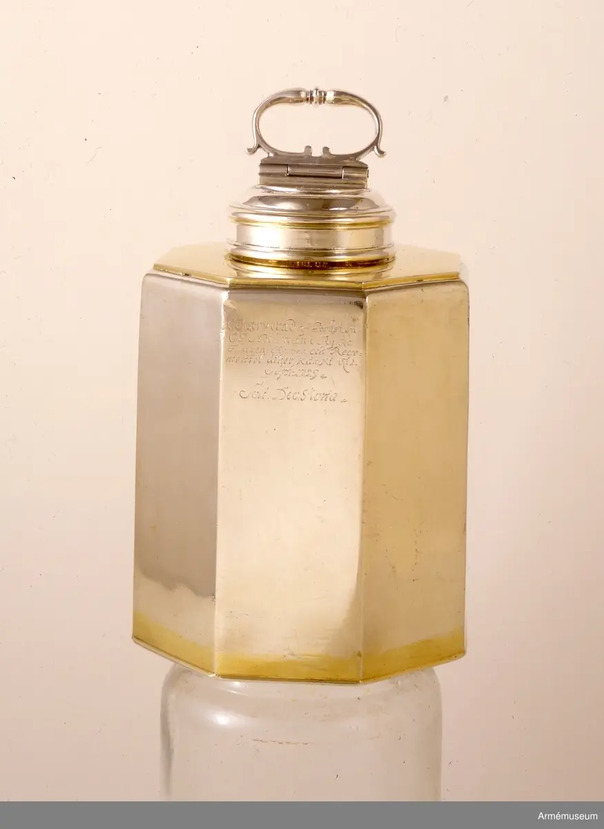 Vinkannan är förgylld ca 1 cm från botten och helt på den plana  kanten vid öppningen. Kannan är åttakantig. 

Inskrift "No 1 Wesmanelants Regemente". Inskrift "Conserverad af prosten C.G. Nothman i Ryska fångenskapen och regementet återskänkta den 1 september 1729.  Soli Deo Gloria.". 

Märkning stadsvapnet för Stockholm, mästarstämpel Johan Nützel, årsbokstav I = 1697 och en åldermansranka d v s kalken är gjord före 1754. I botten märkt 95 1/2 lo.

2009-06-01 EW
Vikten angiven till 11000 g (11 kg!) vilket är alldeles för mycket. Kontrollväg idag på digital våg och vikten är med båda locken 1266,9 g och utan dessa 1091,9 g.