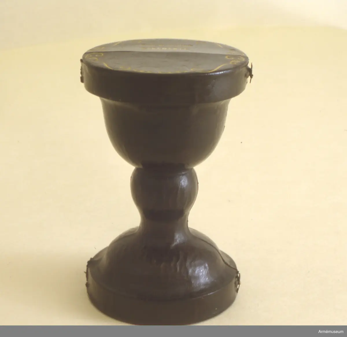 Fodralet är format för kalk AM 8254 och för patén AM 8255 och oblatask AM 8256, 8257. Fodralet är utfört i svart läder med ett rött sammetsfoder. På fodralets topp den plana plattan står märkt med guldbokstäver "Kongl. Westmanlands Regemente" med guldbokstäver. Runt omkring på topplattan löper en blomstergirland. En enkel gångjärnsanordning finns upptill och nertill och på motsvarande sida finns enkel låsanordning.