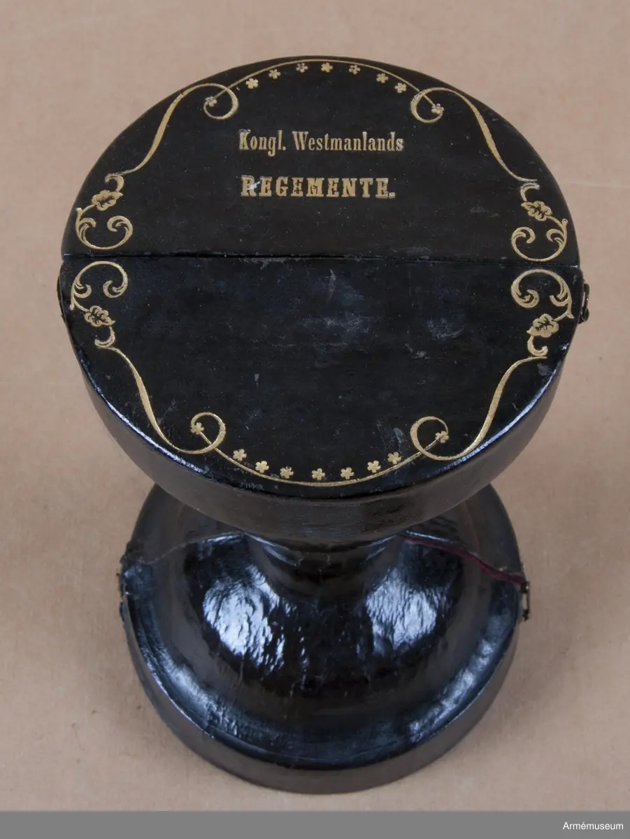 Fodralet är format för kalk AM 8254 och för patén AM 8255 och oblatask AM 8256, 8257. Fodralet är utfört i svart läder med ett rött sammetsfoder. På fodralets topp den plana plattan står märkt med guldbokstäver "Kongl. Westmanlands Regemente" med guldbokstäver. Runt omkring på topplattan löper en blomstergirland. En enkel gångjärnsanordning finns upptill och nertill och på motsvarande sida finns enkel låsanordning.