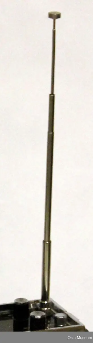 svart Tandberg portable 31 transistorradio, med prislapp under: 745,- og stempelavgift  64,- 
ang. stempelavgift, se feks http://www.nrhf.no/nrhf-stempel.html (15.02.2010)