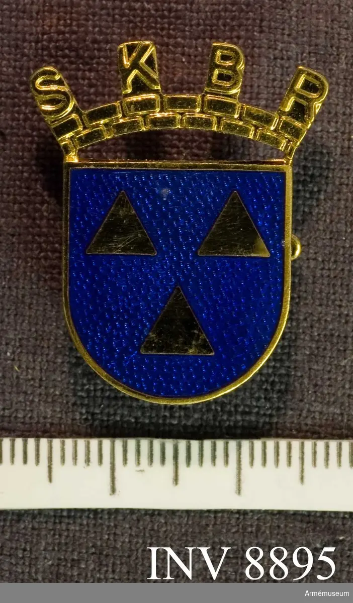 I guld och blå emalj. Emblemet är ritat av heraldikern Kedja i Stockholm 1942 ca. Triangeln ingår som bärande motiv vars tre olika sidor symboliserar kårens tre strävanden: yrkeskunskap, offervillighet och kamratskap. Detta påminner medlemmar om att kåren kräver: trohet, tystnad och lydnad. 
Numera är valspråket: Vaksam, Varsam, Verksam. Först och främst är det ett internationellt trafiktecken som varnar och manar till hänsynsfull körning. Ur Ingrid Holms artikel i Göteborgs kvinnliga bilkår 1939 - 1949. 
