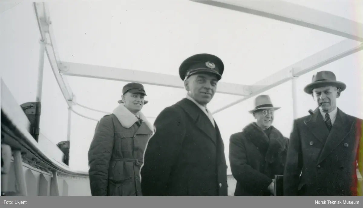 Fire menn på dekk på passasjer- og lastebåten M/S Taurus, B/N 466, under prøvetur i Oslofjorden 13. desember 1935. Skipet ble levert av Akers Mek. Verksted i 1935 til W. Wilhelmsen, Oslo og Ørsnes (Tønsberg).