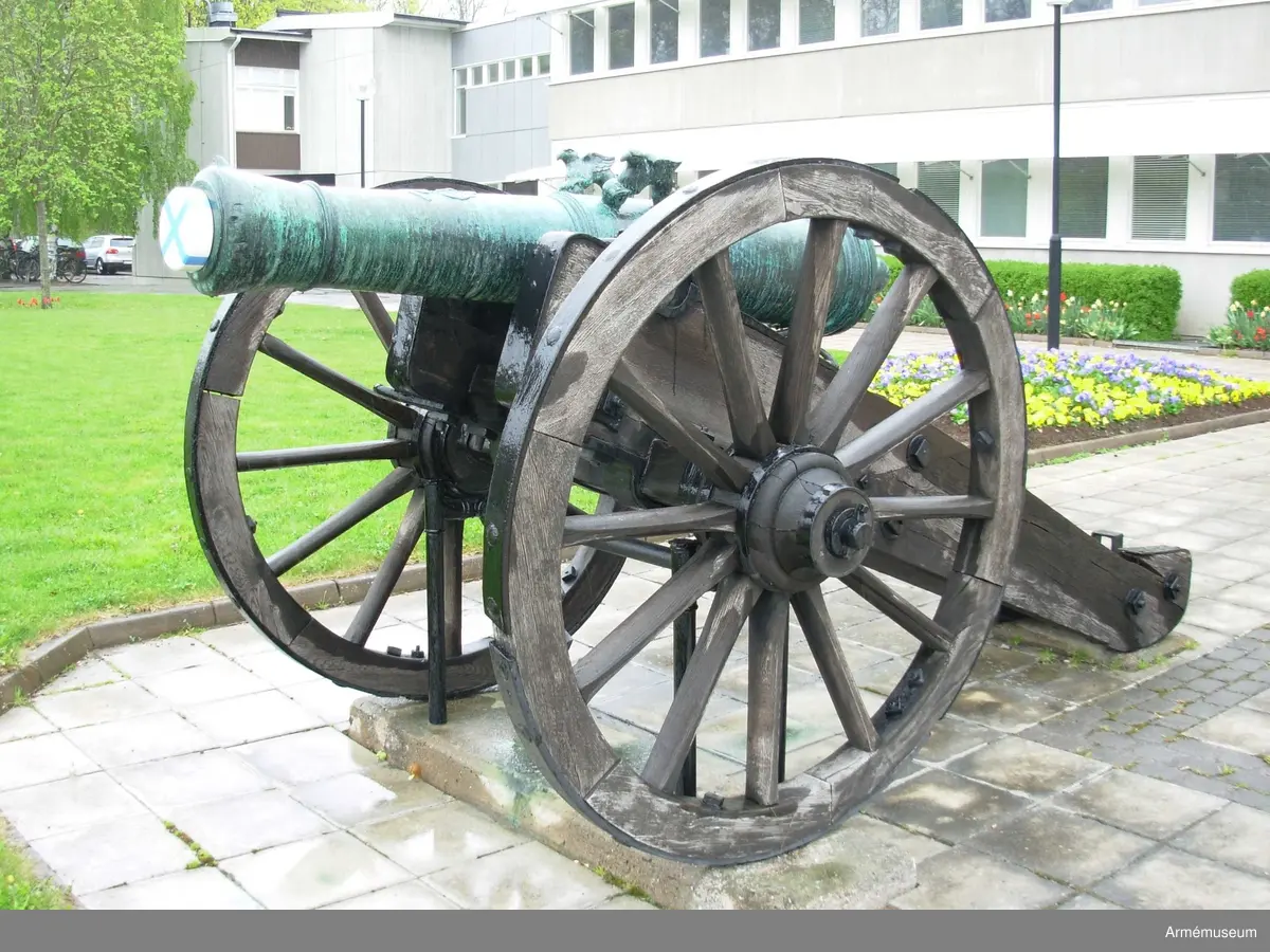 Kanonen är försedd med följande inskrift: MED GUDS  HIELP UNDER KONUNG GUSTAF III ÖVERBEFÄL TAGEN VID KACKIS CAPELL  AF DESS BLÅ OCH GULA LIFGARDE D. 16 JUNII 1790. På långa fältet ett vapen samt inskrift (med ryska bokstäver): "General feldzeugmeister knjasi Orloff (Generalfälttygmästaren furst Orloff) samt med latinska bokstäver: FORTITIDUNE ET CONSTANTIA (med tapperhet och ståndaktighet); vidare å tappstyckets främsta  fris årtalet 1773 samt på kammarstycket med ryska bokstäver: "Sankt Petersburg" och därunder det ryska vapnet.