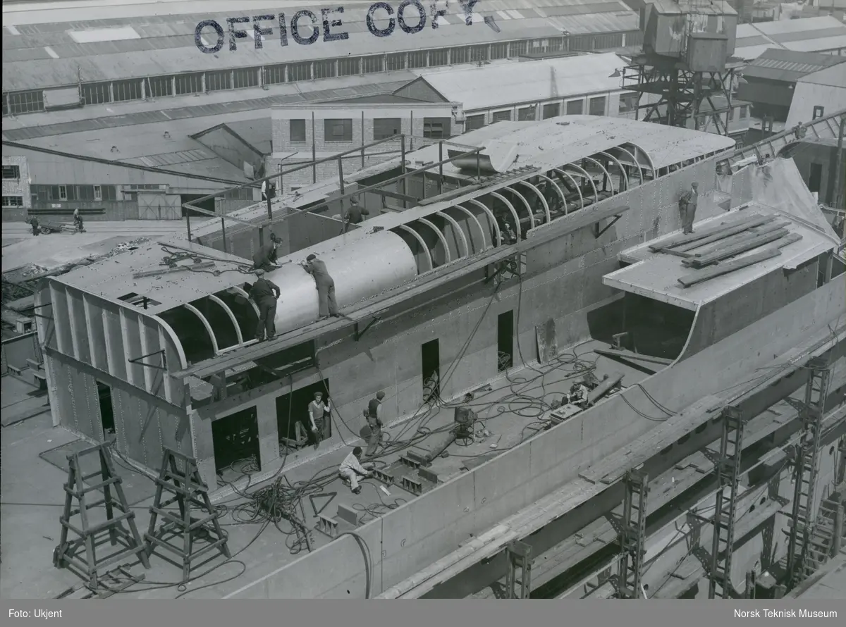 Overbygget reises på passasjer- og lasteskipet M/S Blenheim, B/N 490 under bygging på Thornycroft 13. juli 1950. Skipet ble levert av Akers Mek. Verksted i 1951 til Fred. Olsen & Co.