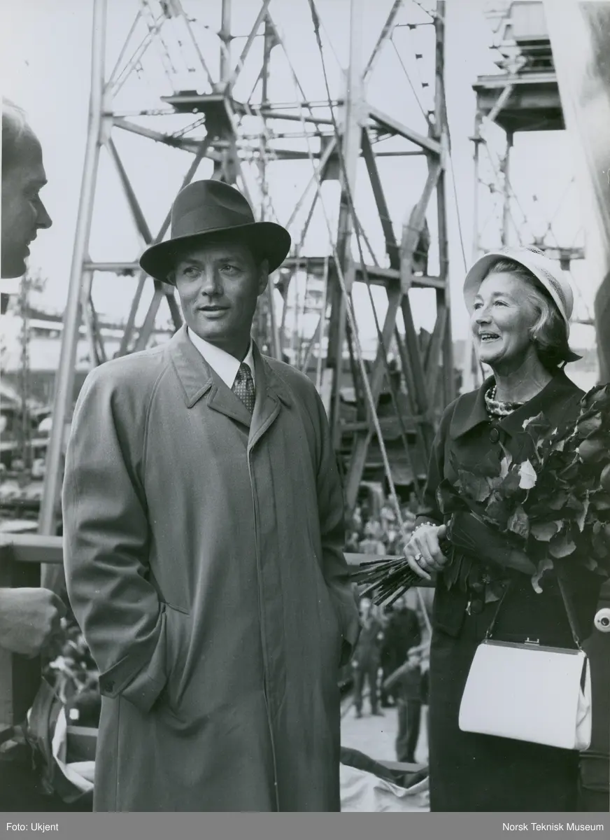 Direktør Siem og gudmoren på tribunen på Akers Mek. Verksted før dåp og stabelavløpning av lasteskipet M/S Braque, B/N 515. Skipet ble levert i 1958 til Fred. Olsen & Co.