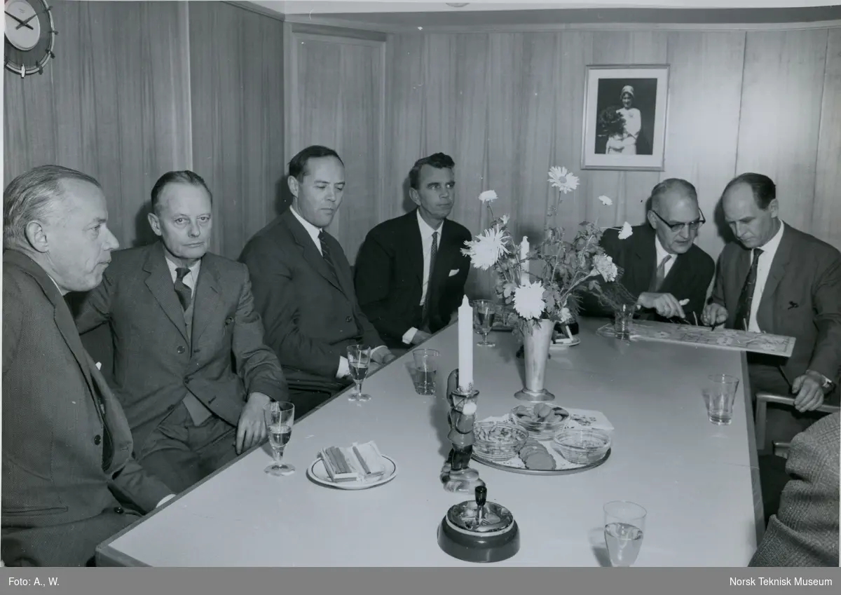 Gjestene rundt bordet under prøvetur med tørrlasteskipet M/S Polyrover, B/N 536 i Oslofjorden 12. desember 1961. Skipet ble levert til Kristiansands Tankrederi A/S v/ Einar Rasmussen under denne prøveturen.