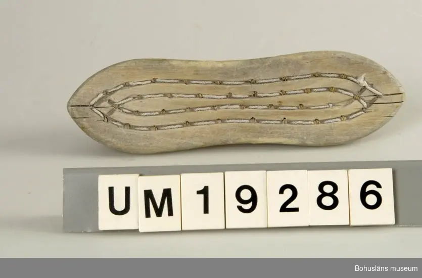Rotborste med sliten borst. Borsten skall läggas i blöt innan den används för borsten bryts annars lätt av.

Föremålet visas i basutställningen Kustland,  Bohusläns museum, Uddevalla.