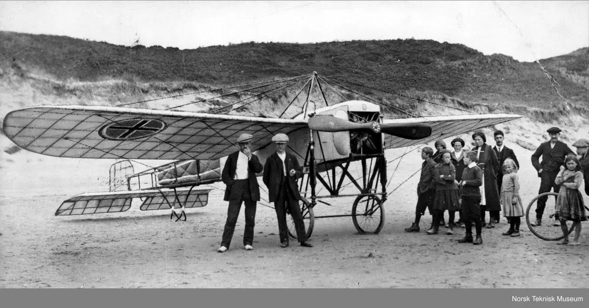 Tryggve Gran med sitt fly "Nordsjøen" og nysgjerrige tilskuere før start fra Cruden Bay, Skottland. Flyet, Blériot XI, hadde en fransk Gnome roterende stjernemotor på 80 hk. Dette bildet er tatt 30. juli 1914