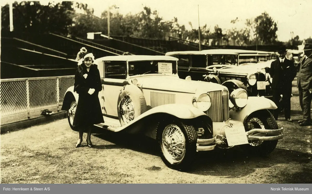 Sonia Henie med sin "Cord" skjenket av norske i Amerika. Automobilutstillingen på Frogner, Oslo, 1930.