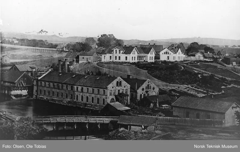 Myrens verksted sett mot øst omkring 1870. Oppe på høyden øst for fabrikkanlegget lå fabrikkeiernes bolighus i et stort parkanlegg.