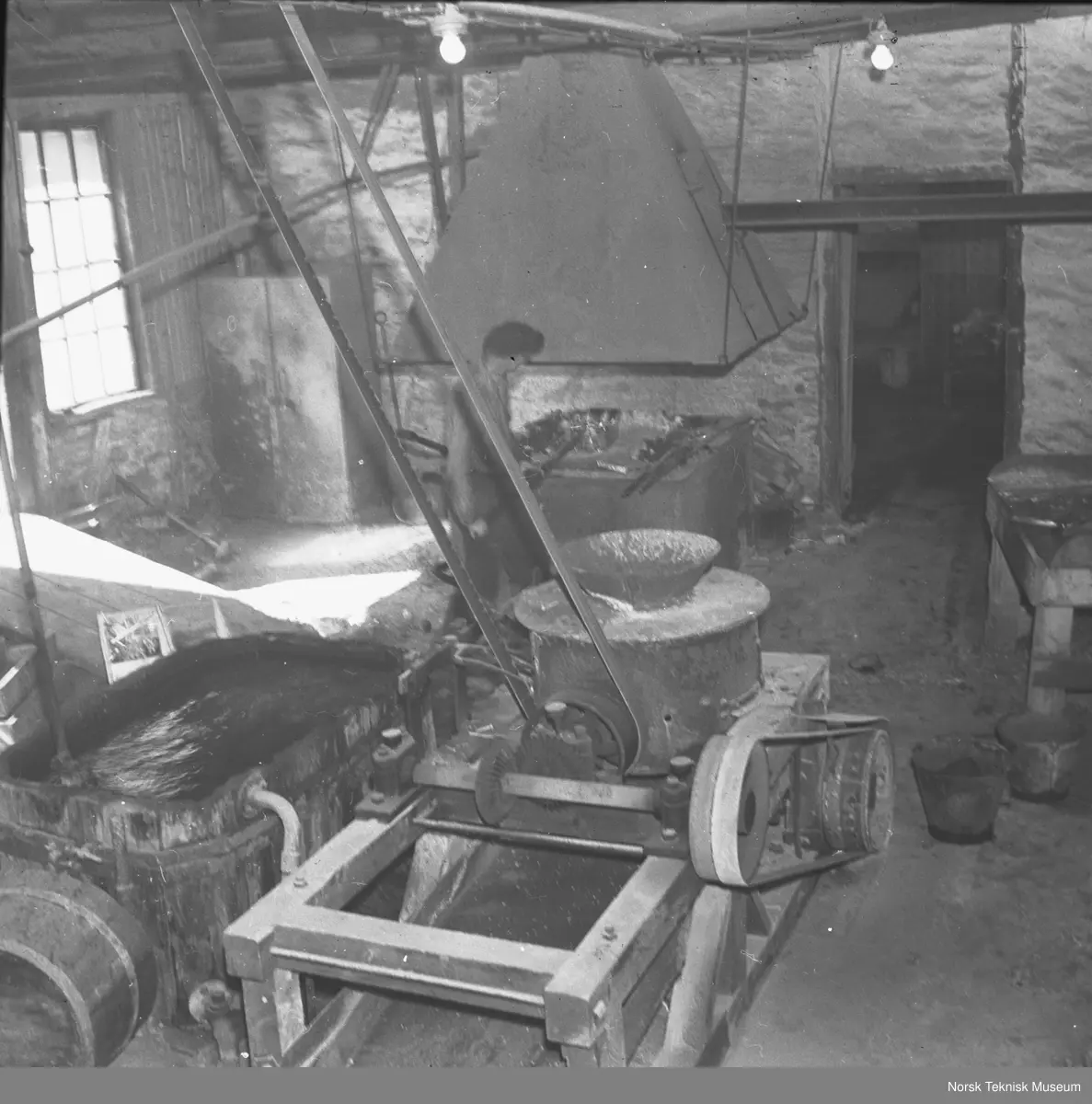 Fabrikkinteriør, Kjelsås Bruk/ O. Mustad & Søn, støperi og mekaniske verksted. Omkring 1950