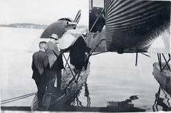 Ombordstigning i Junker G24 tilhørende Det Norske Luftfartse